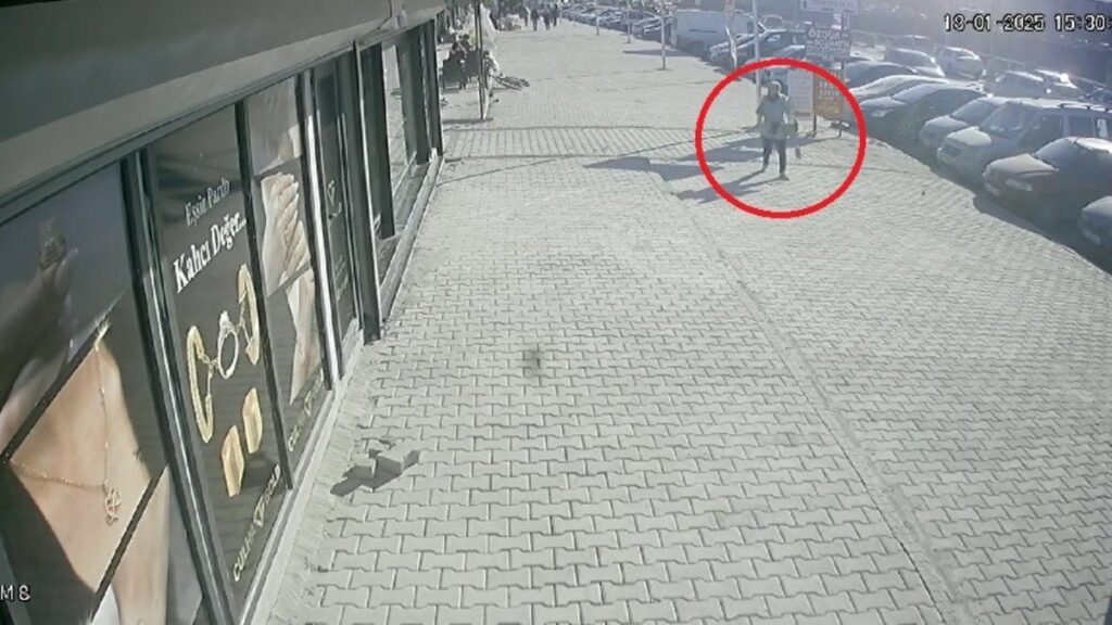 hatayda icinde emanet para olan cuzdanini kaybetti SUc1WSOb
