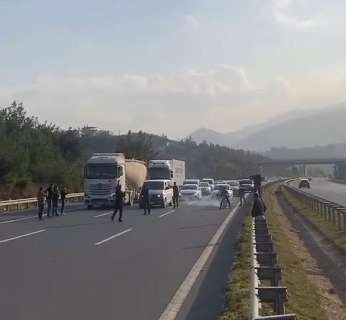 hatayda otoyolu kapatarak yaris yapan motorculara ceza yagdi 0 C6dLWmub