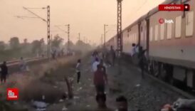 hindistanda raylara inen yolculara tren carpti 8OOuDjvX