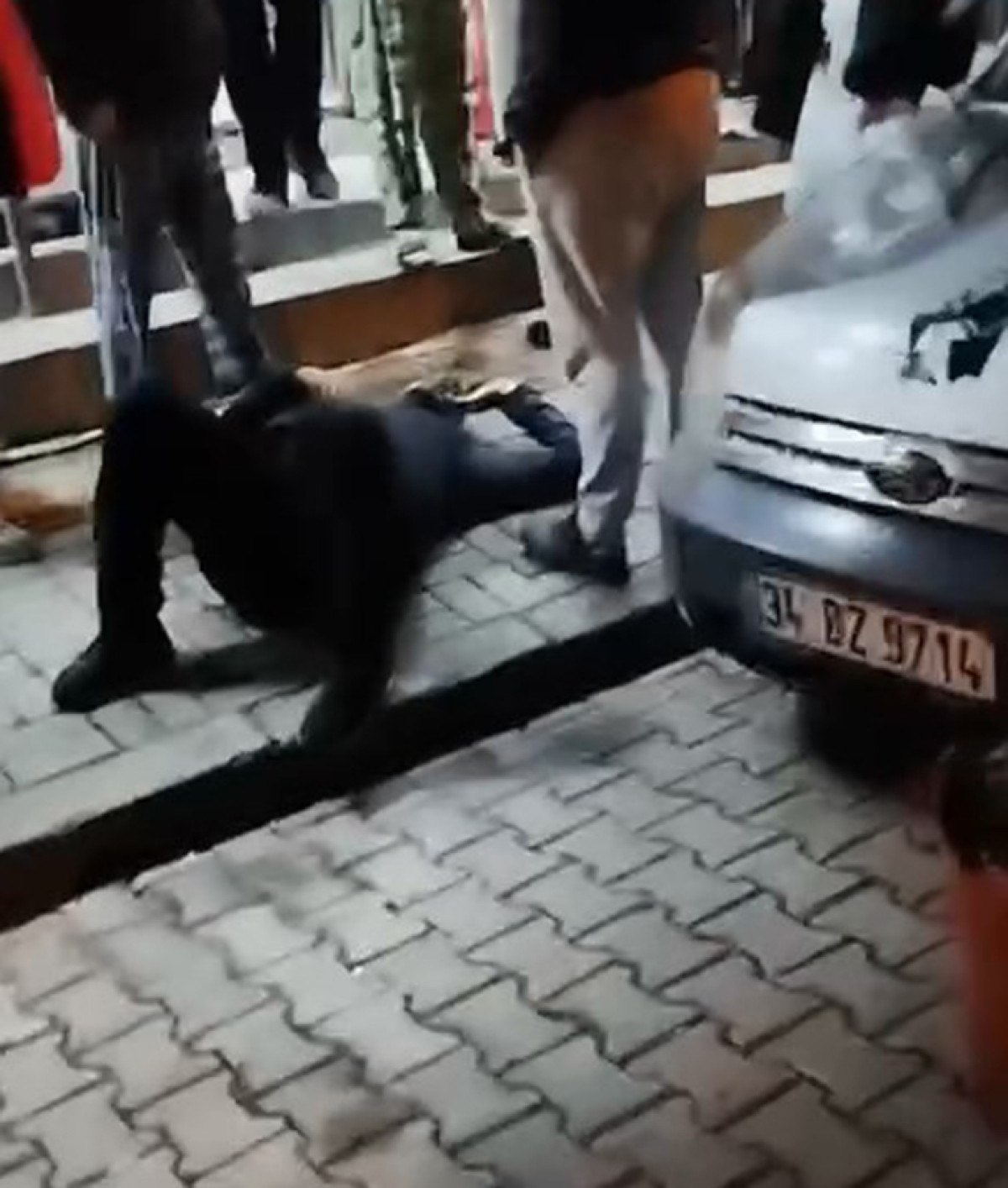 istanbul bahcelievlerde ates acilan motosikletteki 2 kisiden biri oldu 2 fKVj2tdO