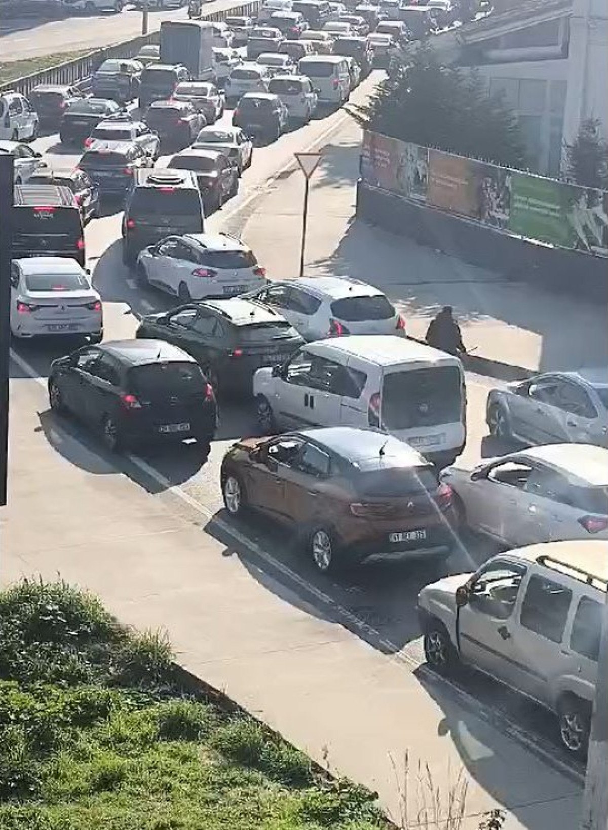 istanbul esenlerde ofkeli surucu onundeki araca saldirdi 0