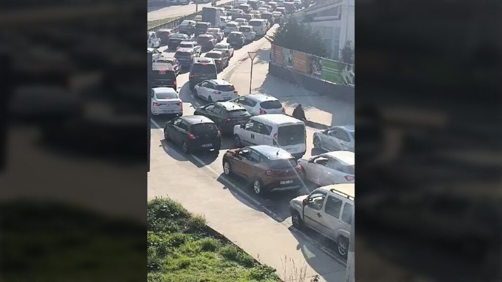 istanbul esenlerde ofkeli surucu onundeki araca saldirdi DBjfGplG