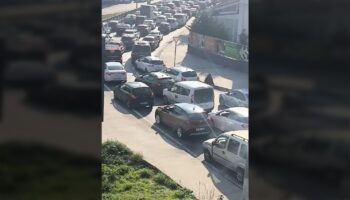 istanbul esenlerde ofkeli surucu onundeki araca saldirdi DBjfGplG