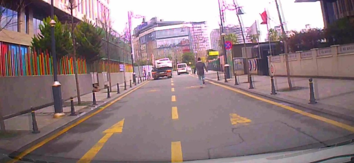 istanbul kagithanede cekiciyi kovaladi surucu aracini son anda kurtardi 0 lTGFOS4p