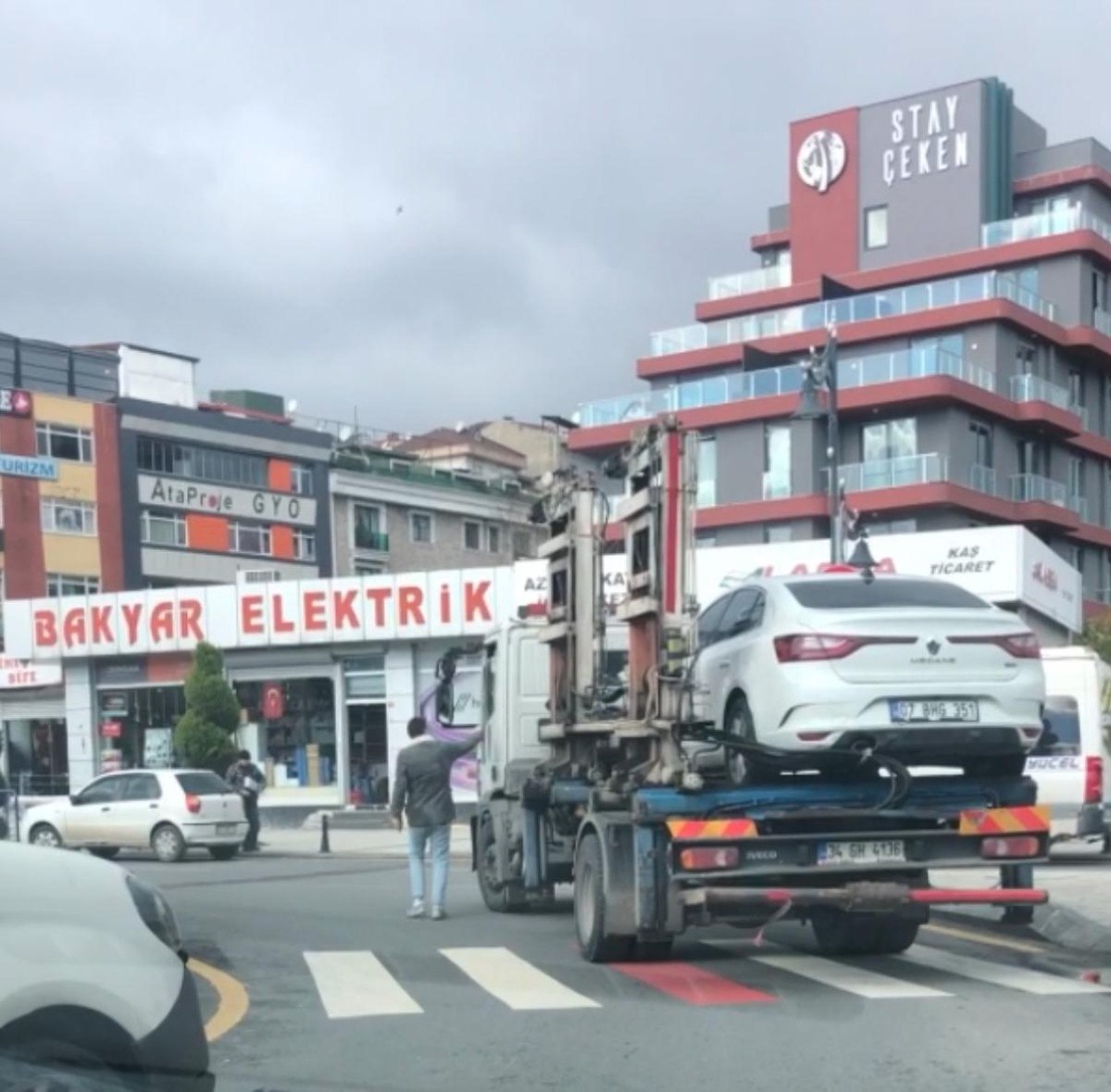 istanbul kagithanede cekiciyi kovaladi surucu aracini son anda kurtardi 1 ZZibdcKO