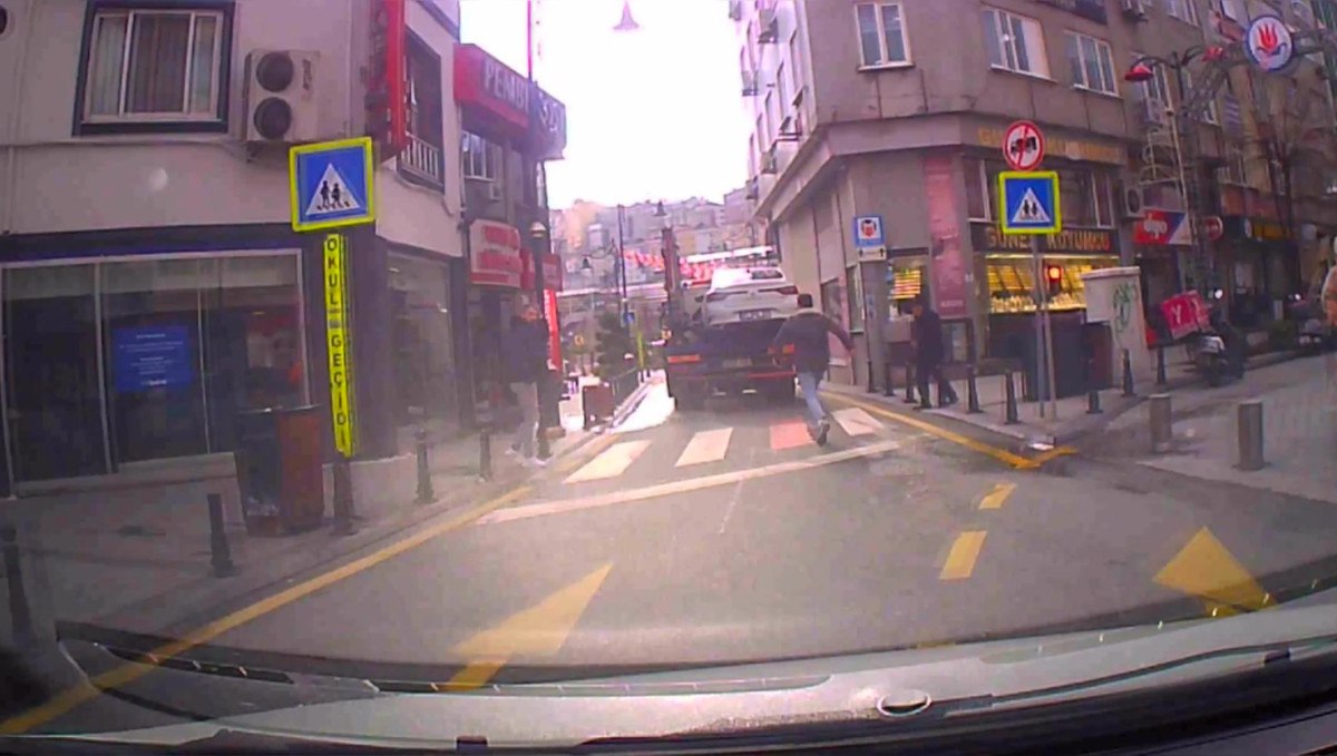 istanbul kagithanede cekiciyi kovaladi surucu aracini son anda kurtardi 3