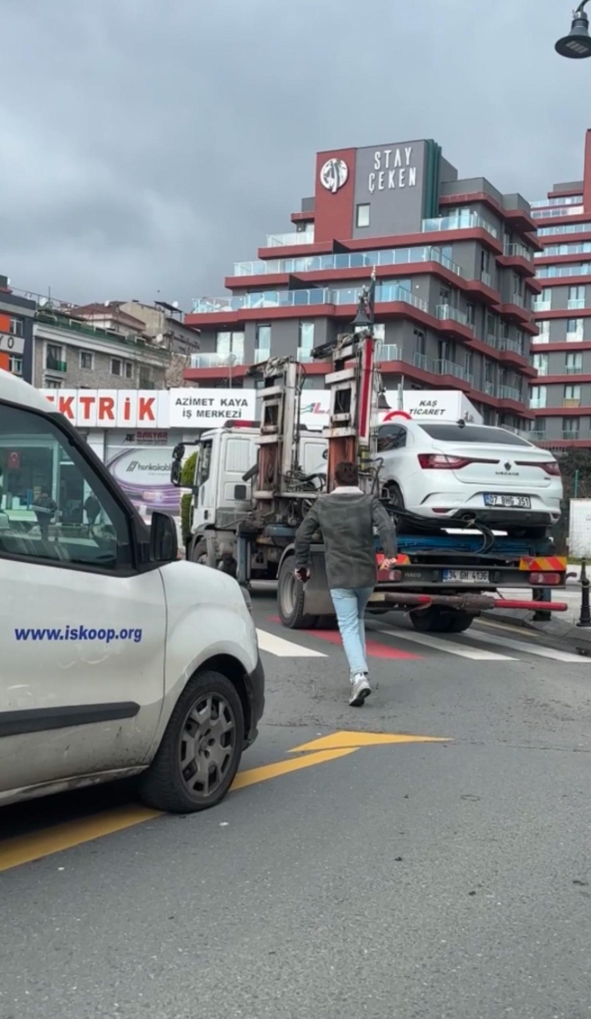 istanbul kagithanede cekiciyi kovaladi surucu aracini son anda kurtardi 7 X9TKnkVI