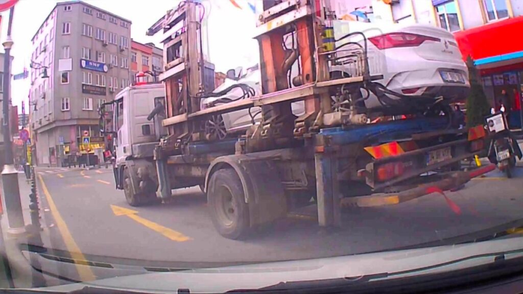 istanbul kagithanede cekiciyi kovaladi surucu aracini son anda kurtardi IegjAAgW