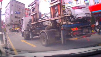 istanbul kagithanede cekiciyi kovaladi surucu aracini son anda kurtardi IegjAAgW