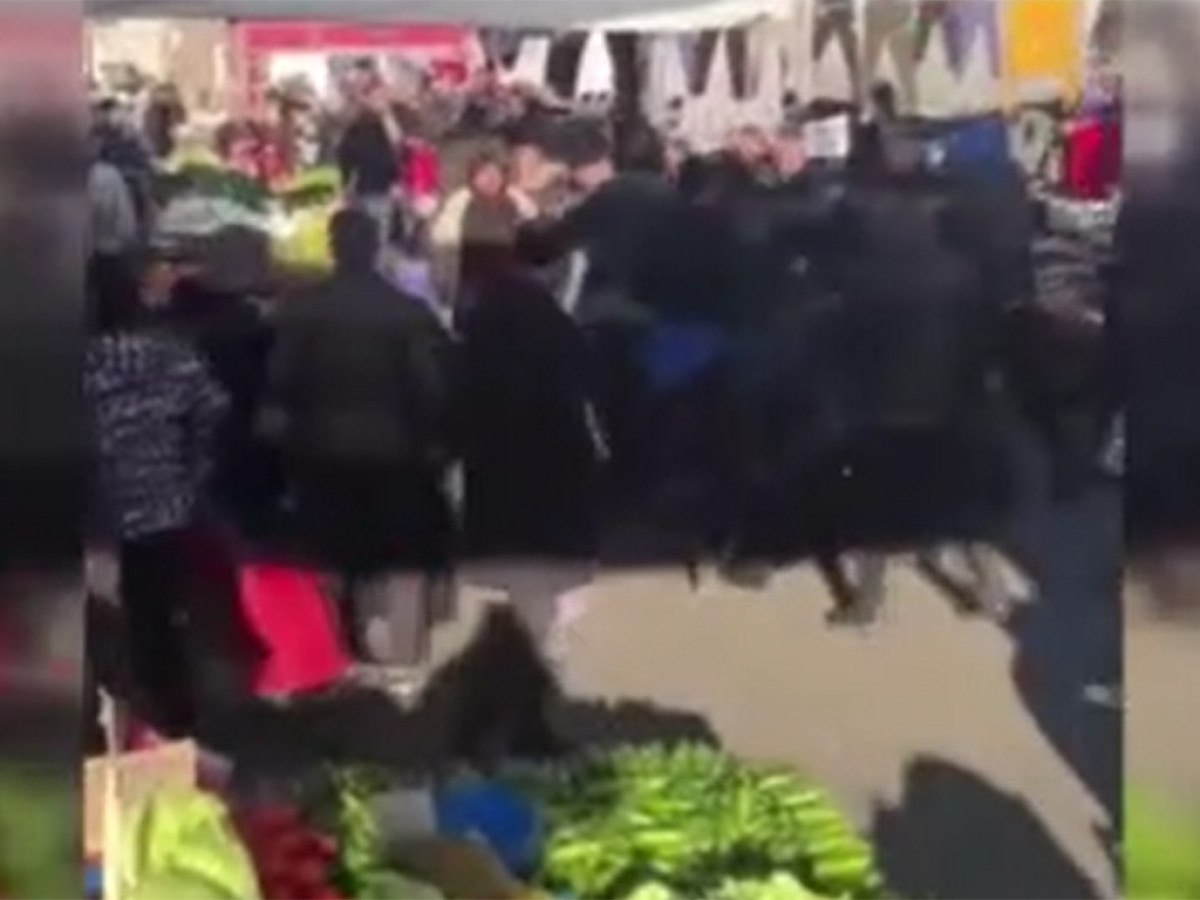 istanbul kucukcekmecede pazarcilar birbirine girdi 0 eK9gZylR