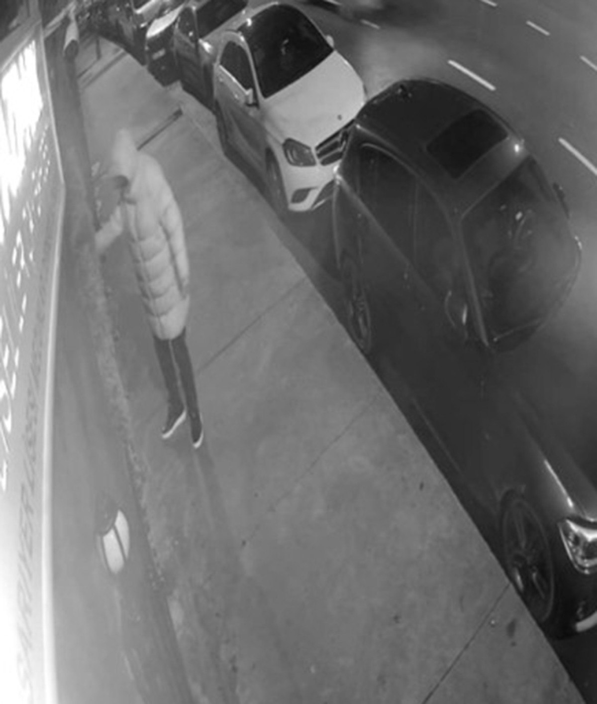 istanbul sariyerde kafasini kapatan sahis kafenin onundeki lambalari kirdi 0 GEjDErYm