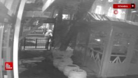 istanbul sariyerde kafasini kapatan sahis kafenin onundeki lambalari kirdi lwa7TiV1