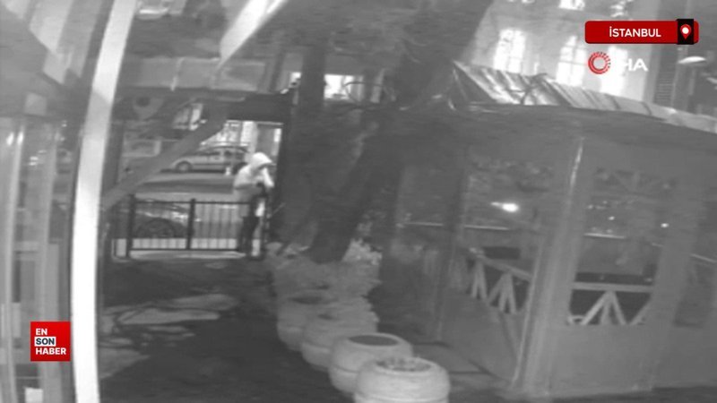 İstanbul Sarıyer'de kafasını kapatan şahıs kafenin önündeki lambaları kırdı 1 istanbul sariyerde kafasini kapatan sahis kafenin onundeki lambalari kirdi lwa7TiV1