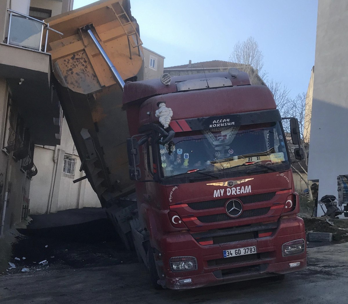 istanbulda asfalt doken kamyonun damperi devrildi faciadan donuldu 0 nyibddIW