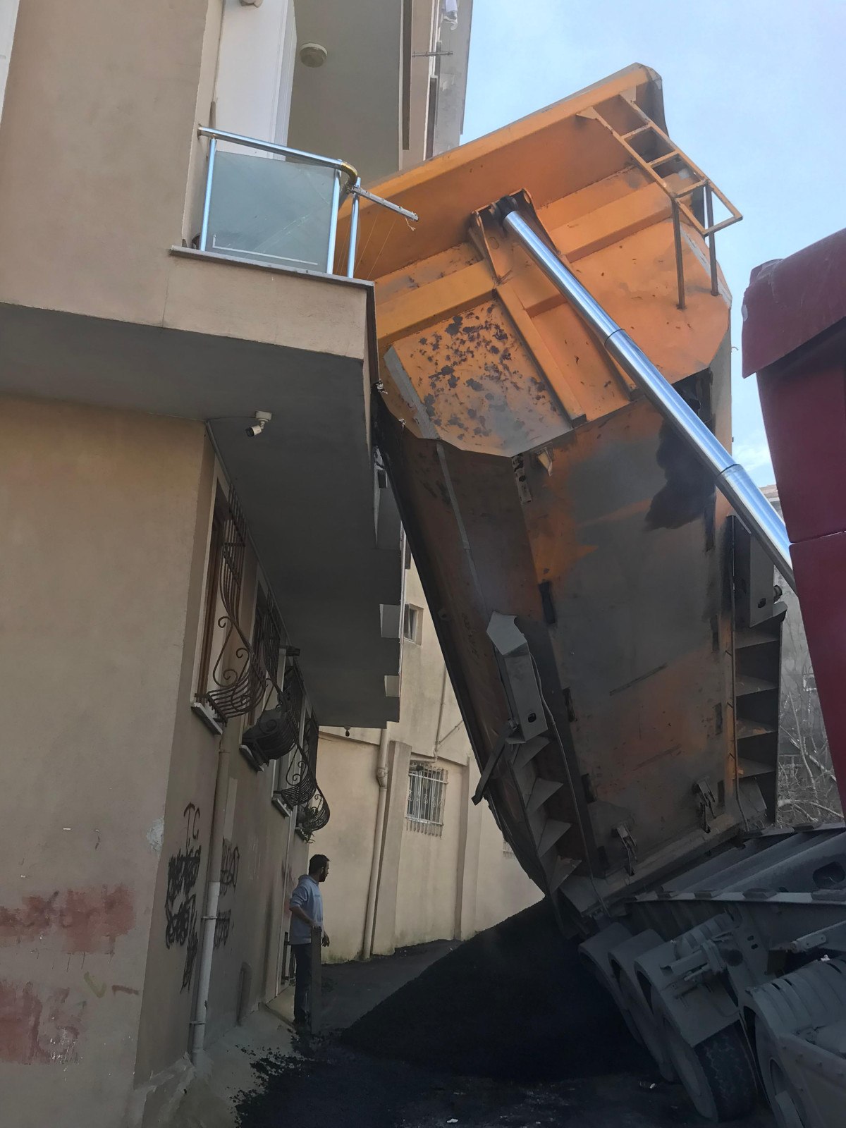 istanbulda asfalt doken kamyonun damperi devrildi faciadan donuldu 1 CUHh6NpR