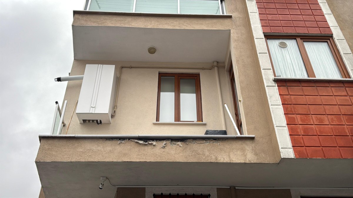istanbulda asfalt doken kamyonun damperi devrildi faciadan donuldu 2 iuIwgpaP