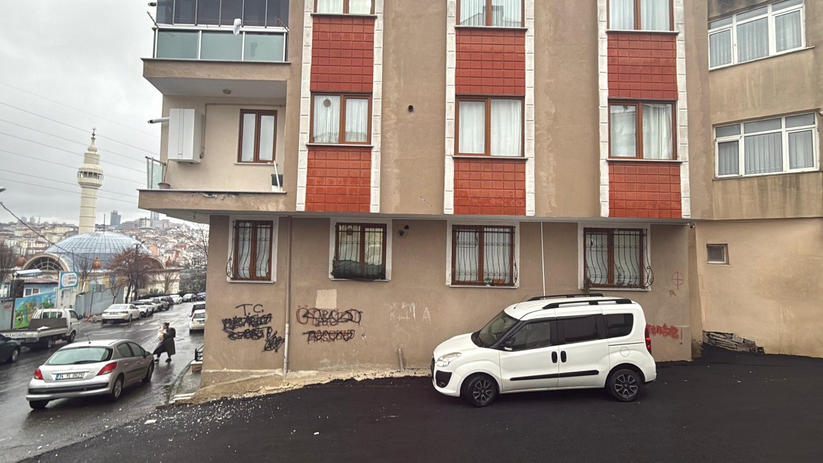 istanbulda asfalt doken kamyonun damperi devrildi faciadan donuldu 4 zRSL3Xbp