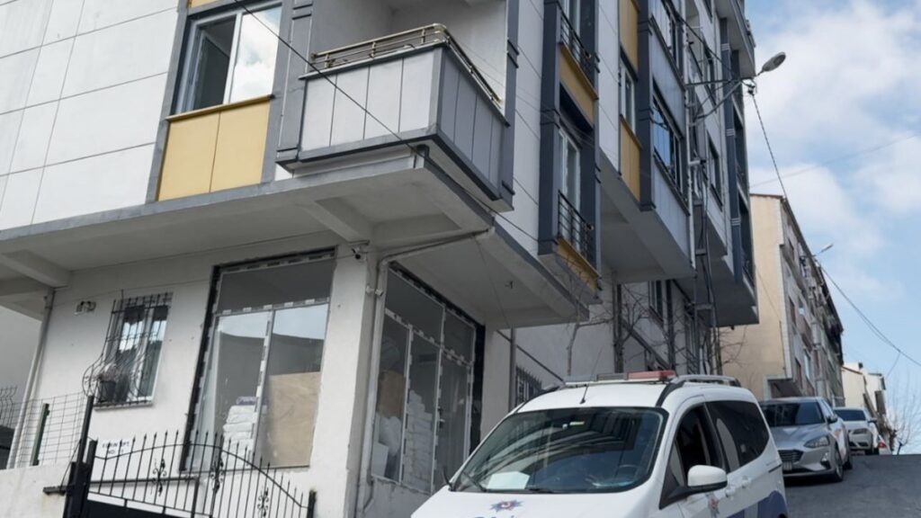 istanbulda dini nikahli esini bicaklayan sahis kayinpederini de vurdu 7F1z2h6x