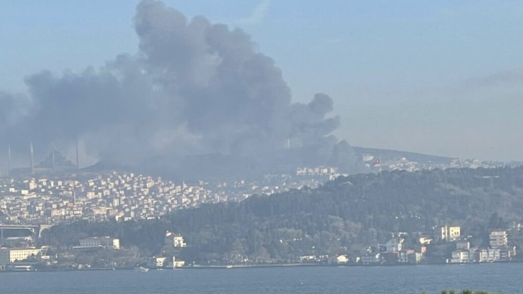 istanbulda korkutan yangin etraf dumanlarla kaplandi Q5PQiGxN