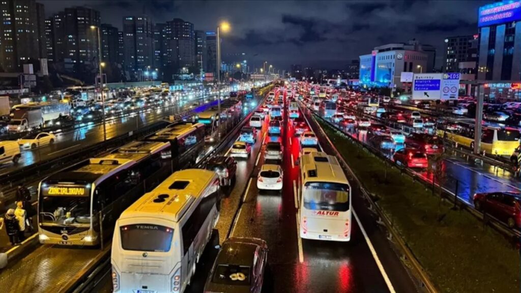 istanbulda metrobus kontrolden cikti 4 otomobile carparak durdu EeE9Hkmb