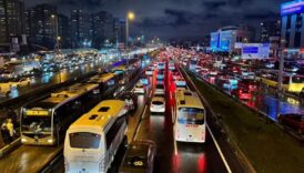 istanbulda metrobus kontrolden cikti 4 otomobile carparak durdu EeE9Hkmb