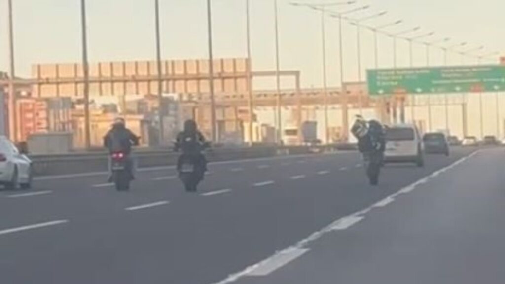 istanbulda motosikletli gencler trafigi tehlikeye dusurdu Cu8YEEYG