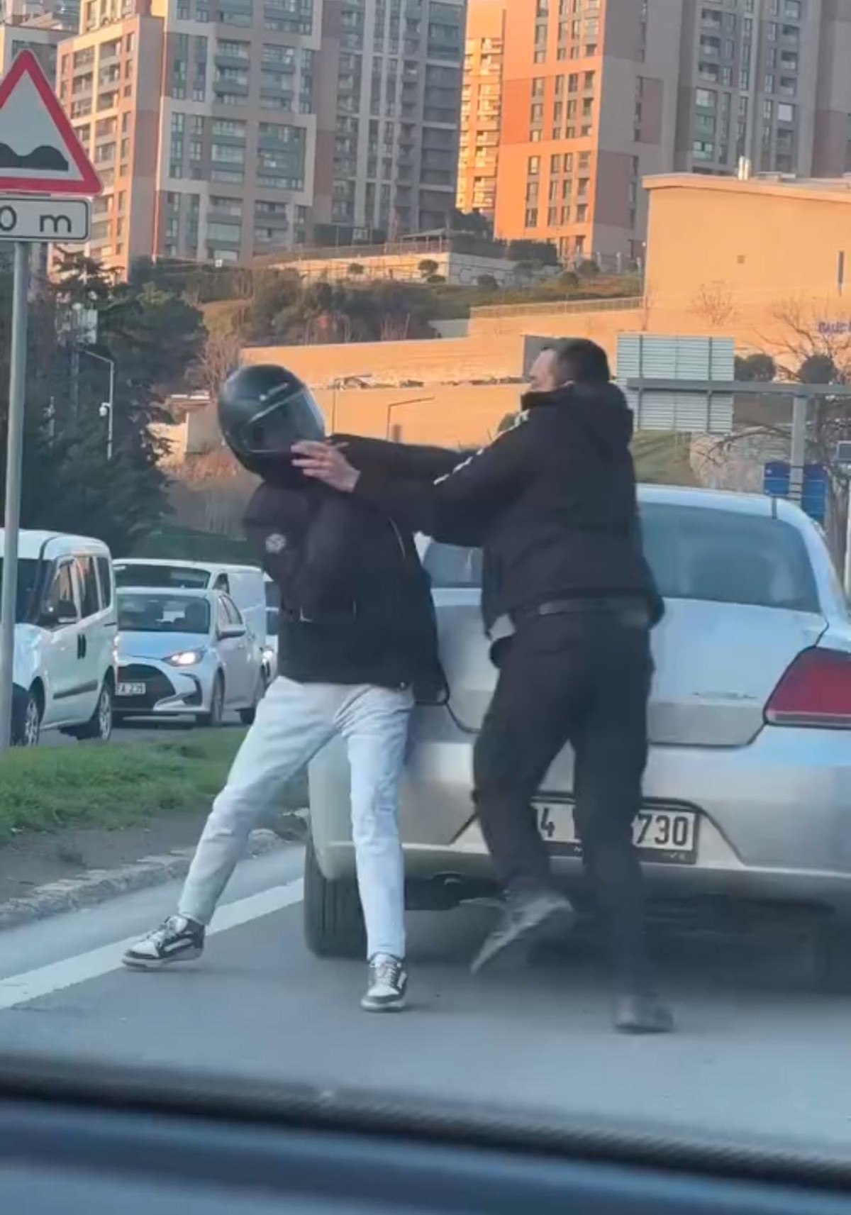 istanbulda motosikletli kuryeyi copla darbetti 0 VR4ypAP3
