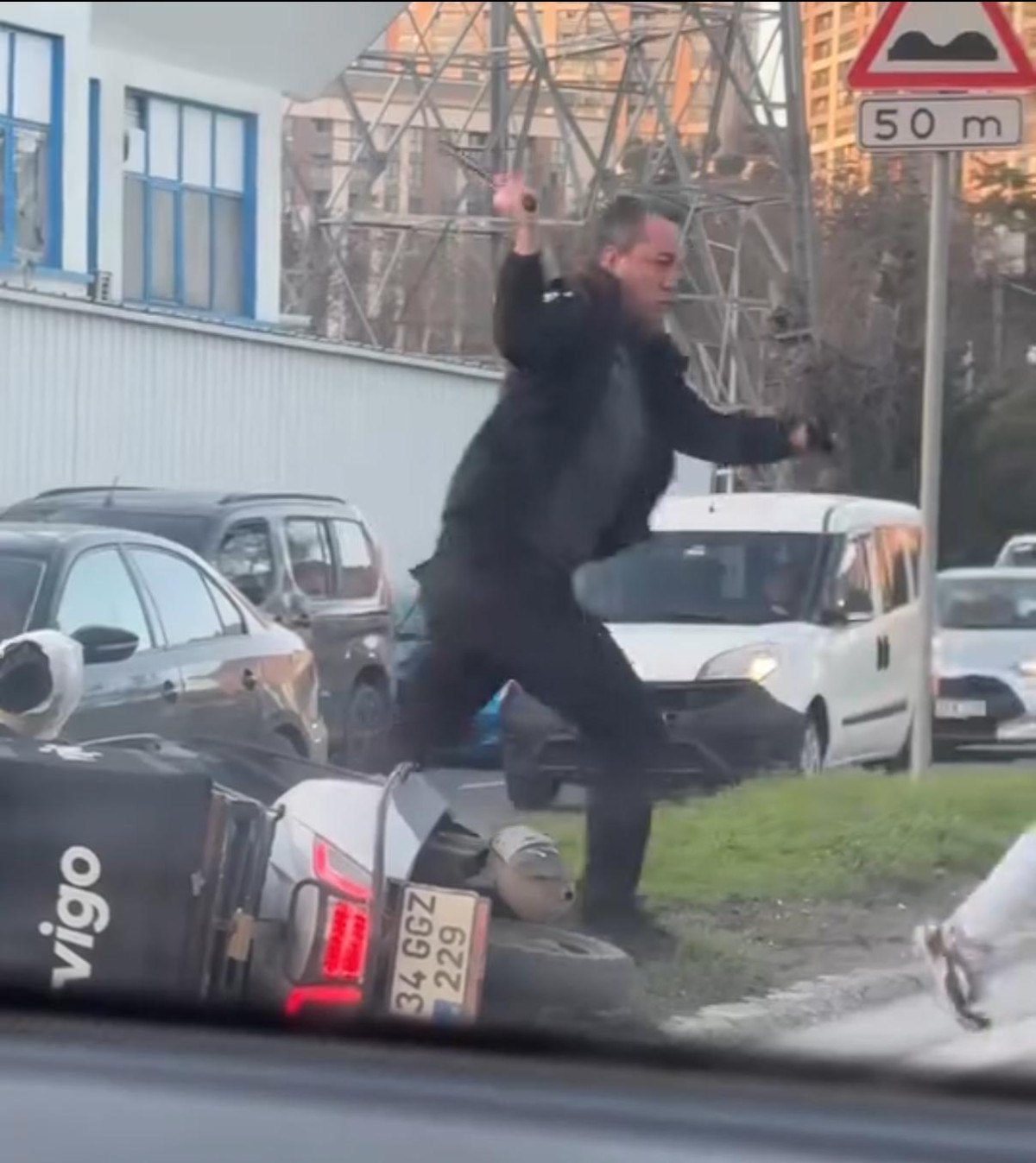istanbulda motosikletli kuryeyi copla darbetti 1 DKnZQXVs