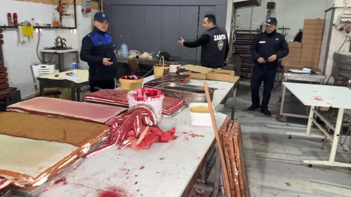 istanbulda muhurlen imalathanede pasta uretirken yakalandilar 0