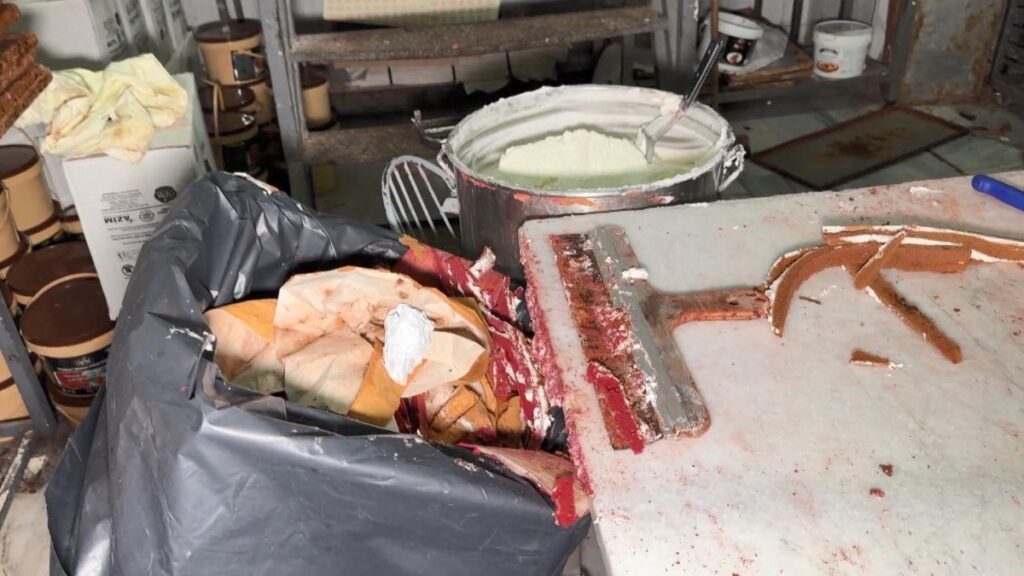 istanbulda muhurlen imalathanede pasta uretirken yakalandilar zEbacZuQ