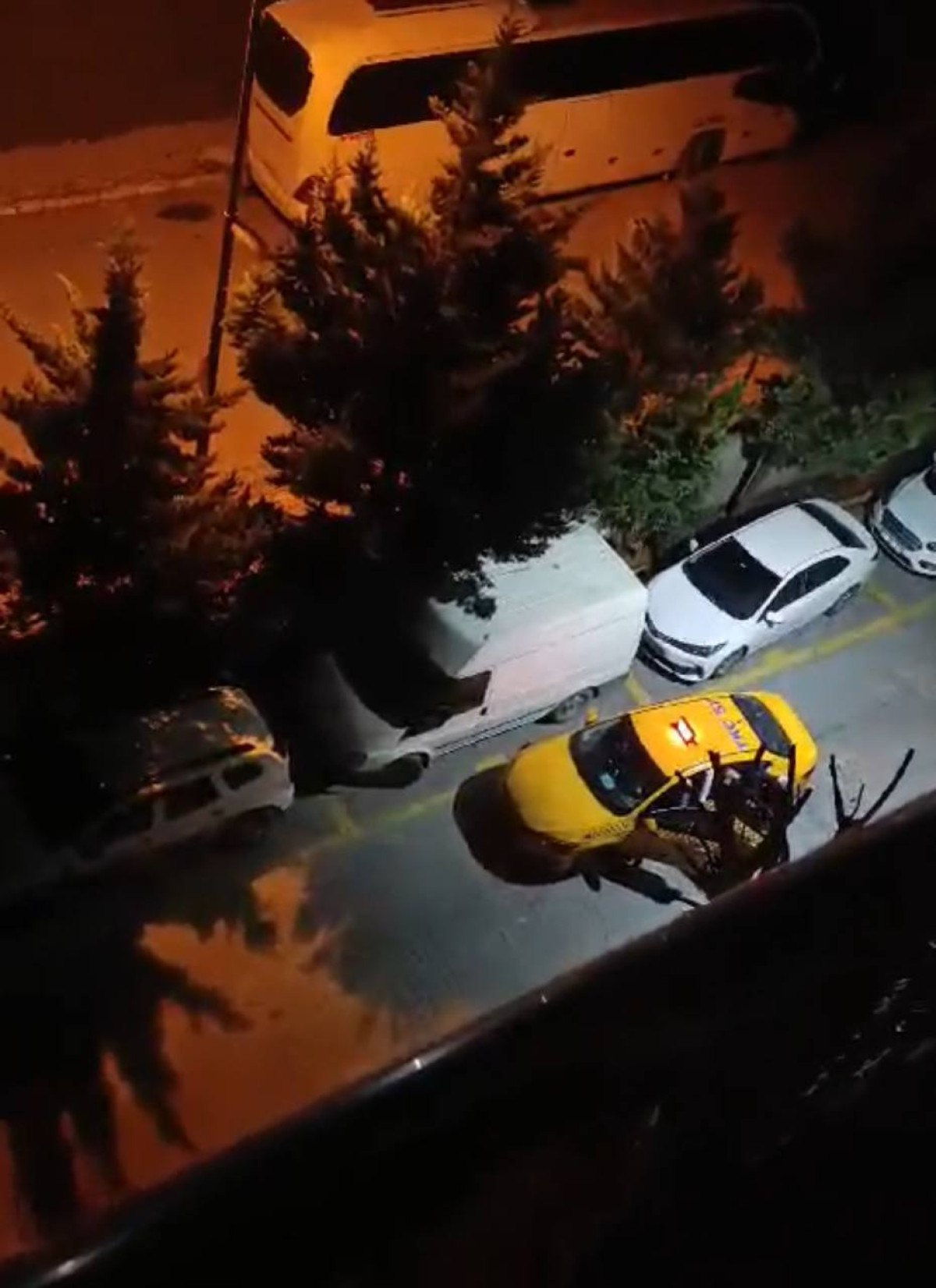 istanbulda site guvenligi yolcusunu darbeden taksiciyi izledi 0 v27CYKZE