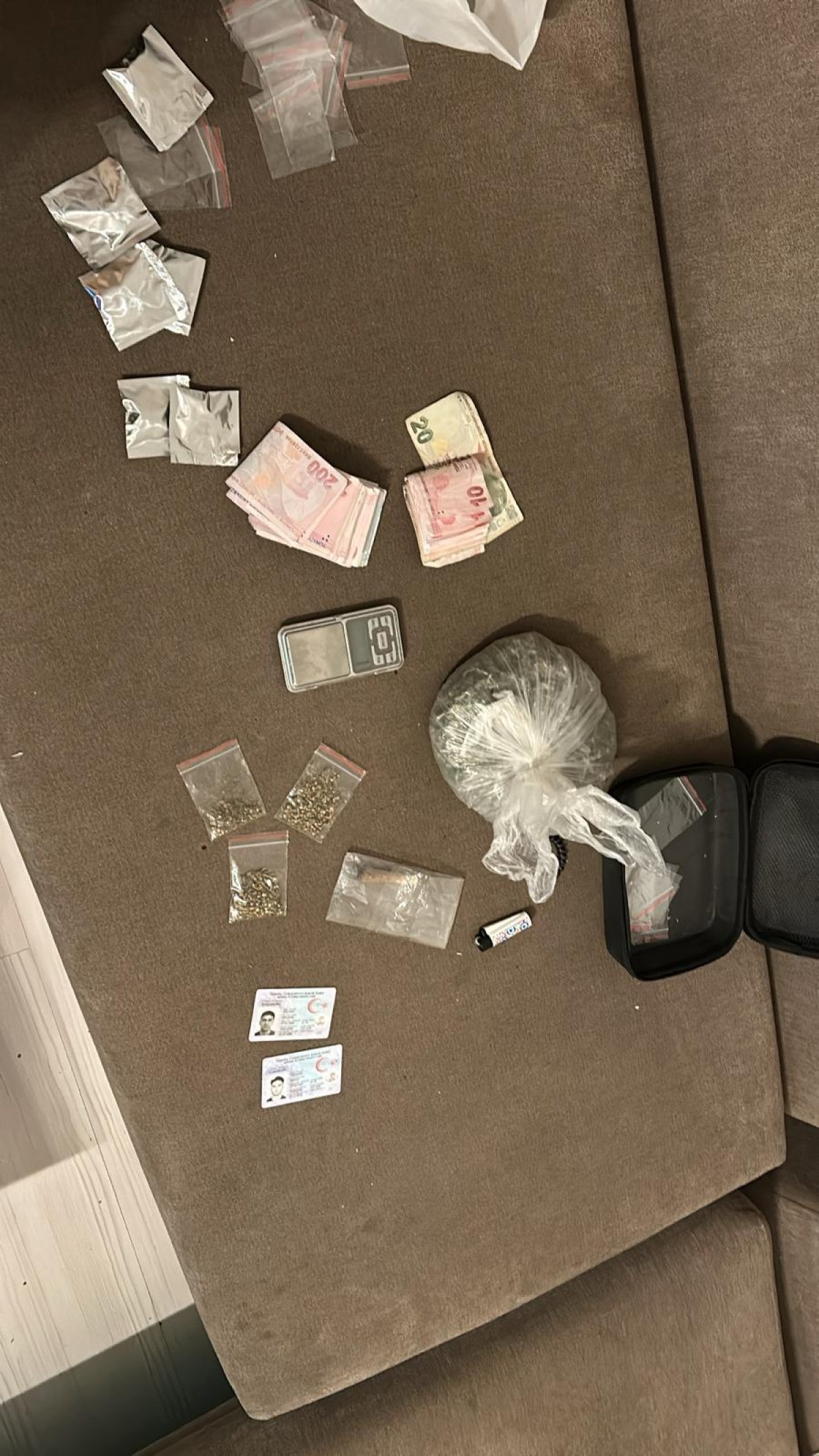 istanbulda taksicinin yakalattigi torbacilar polislere saldirdi 3 EkyGpPz1
