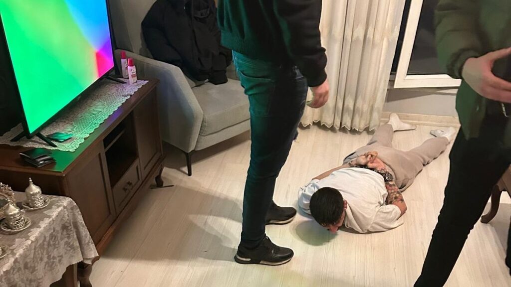 istanbulda taksicinin yakalattigi torbacilar polislere saldirdi uSijcnqX