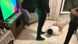 istanbulda taksicinin yakalattigi torbacilar polislere saldirdi uSijcnqX