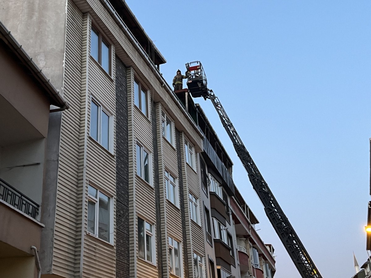 istanbulda yangin panigi 5 katli binanin catisi alev aldi 1 3LYnTZAk