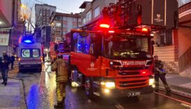 istanbulda yangin panigi 5 katli binanin catisi alev aldi 66z6YcAB