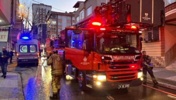 istanbulda yangin panigi 5 katli binanin catisi alev aldi 66z6YcAB