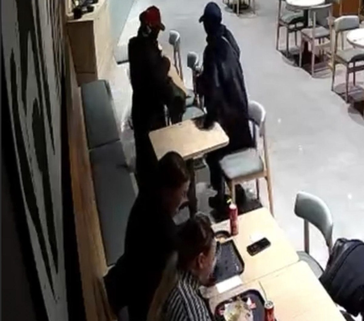 istanbulda yemek yiyen moldovali kadinin cantasini caldi 1 vh4clfDf