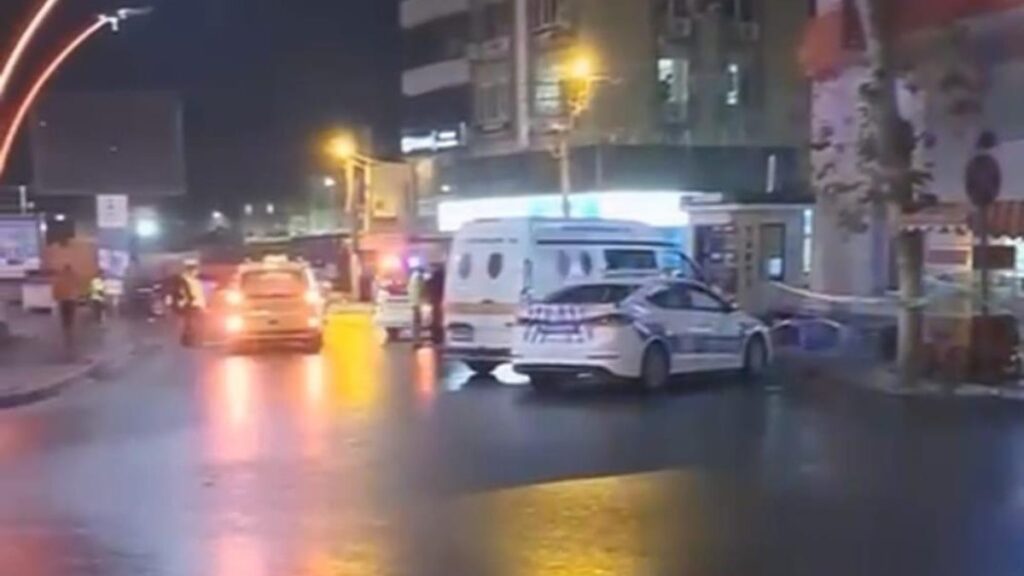 izmirde taksicilerin silahli kavgasi 1 olu 2 yarali a8efuYO3