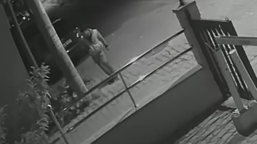 izmirde yatalak ve felcli kardeslerin evine giren hirsizlar yakalandi tvsgfuNE