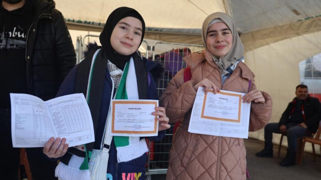 karnelerini alan suriyeli cocuklar aileleriyle birlikte ulkelerine dondu nB6qbhfW