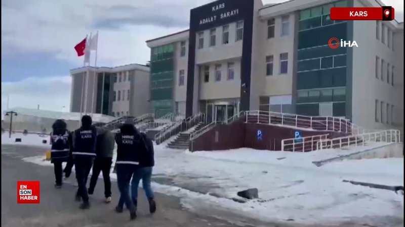 Kars'ta uyuşturucu operasyonu: Kuryelerin makatından 59 parça çıktı 1 karsta uyusturucu operasyonu kuryelerin makatindan 59 parca cikti zZGelb73