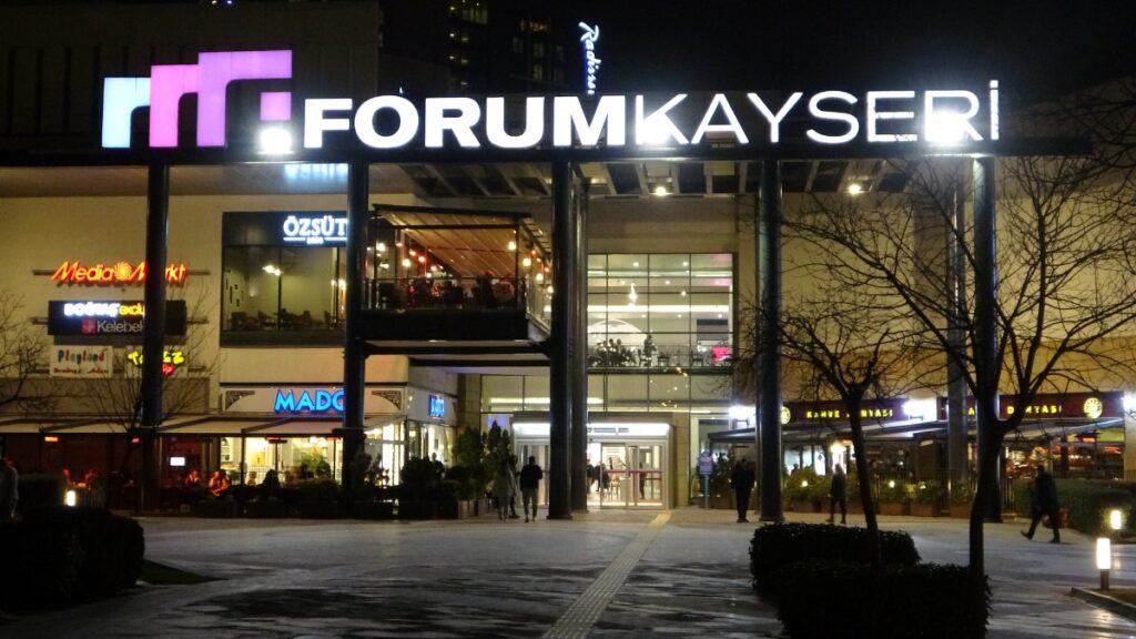 kayseride suc makineleri 2 polis ve 1 guvenligi yaraladi HG7ObX5k