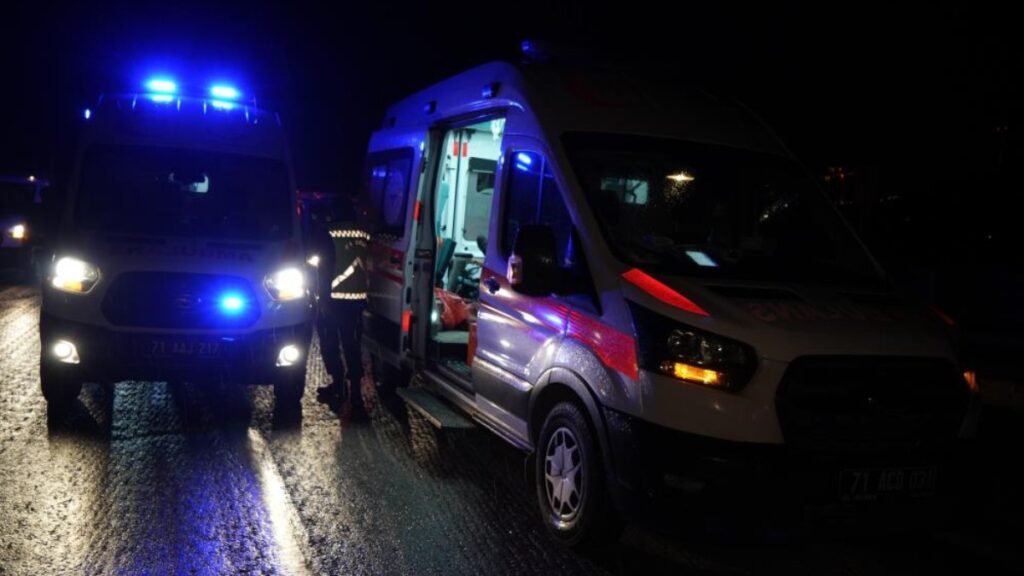 kirikkalede yaralilara mudahalede eden saglikcilara otomobil carpti 10 yarali aDQsFJBN