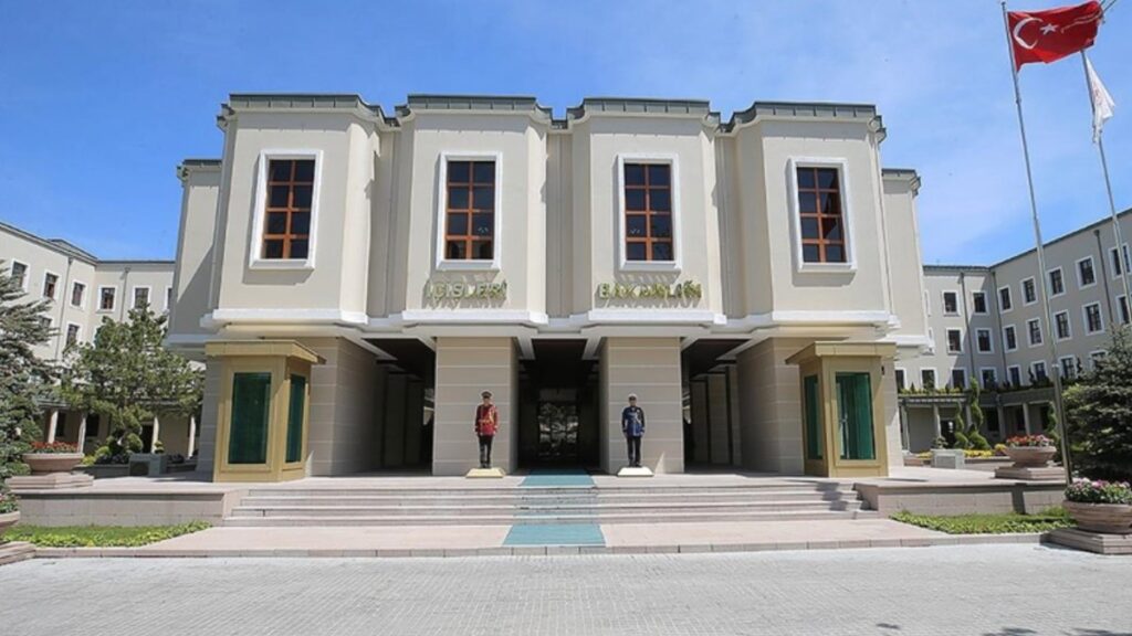 kirmizi bultenle aranan iki suc orgutu uyesi turkiyeye getirildi mFOltvli