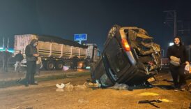 kocaelide tirin carptigi hafif ticari arac takla atti 3 yarali MRaVh8LW