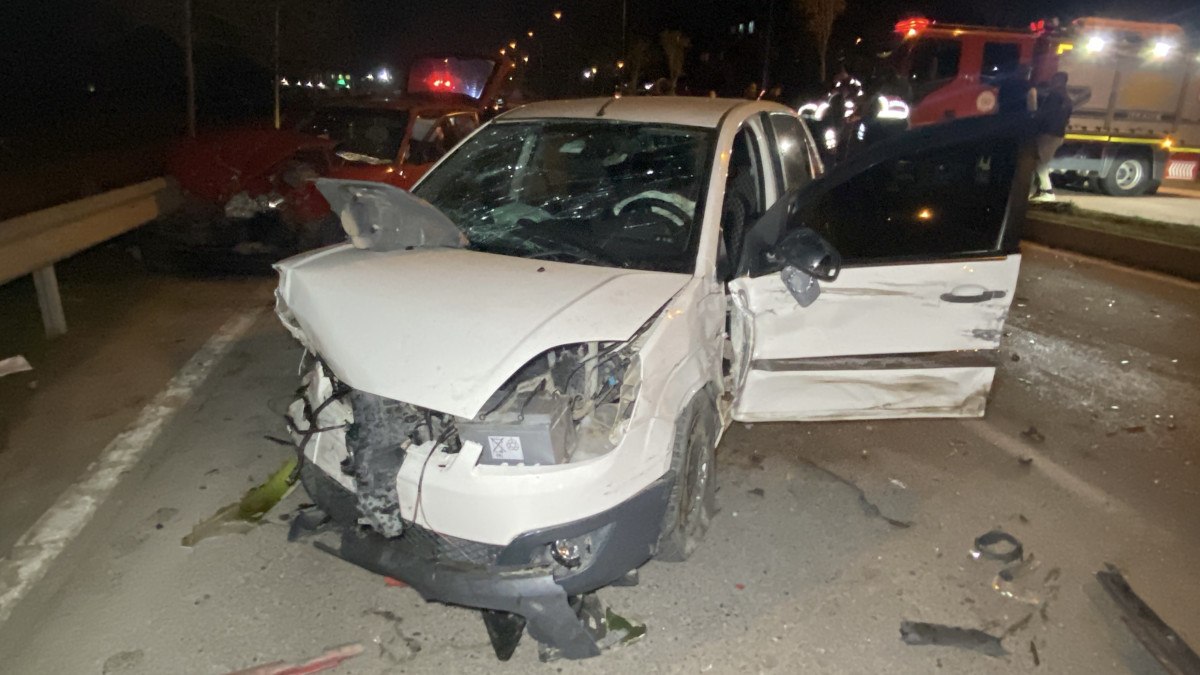 kocaelide zincirleme trafik kazasi 4 kisi yaralandi 0 3kPI7fHP