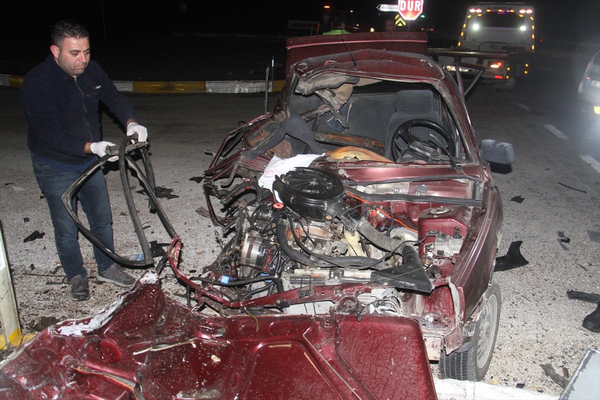 konyada turistleri tasiyan minibus ile otomobil carpisti 1 olu 7 yarali 0 LBACEOOw