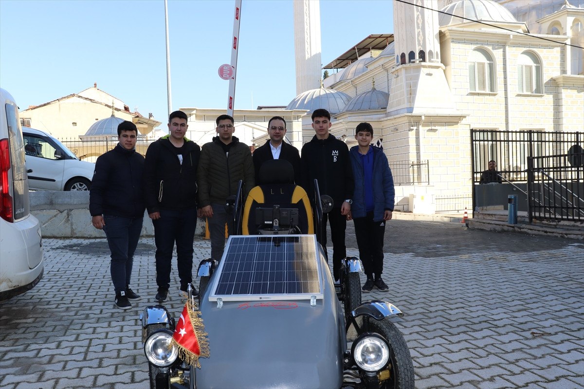 manisada liseliler hurdalardan gunes enerjisiyle calisan otomobil yapti 1 uvAD1Q8G