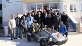 manisada liseliler hurdalardan gunes enerjisiyle calisan otomobil yapti I8y9IOVf